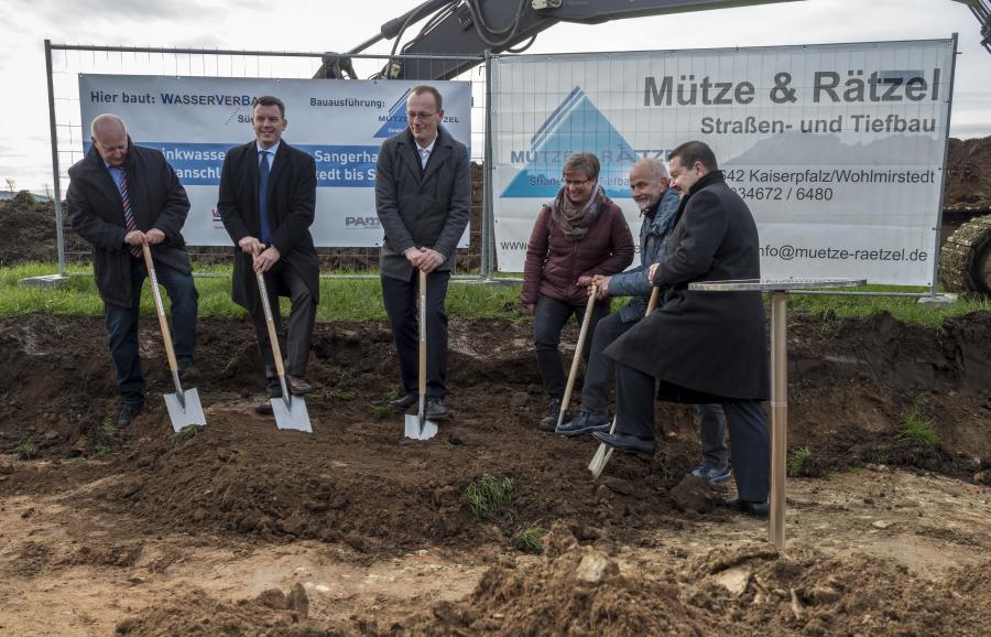 „Erster Spatenstich“ zum Bau der Fernwasserleitung von Nienburg nach Sangerhausen