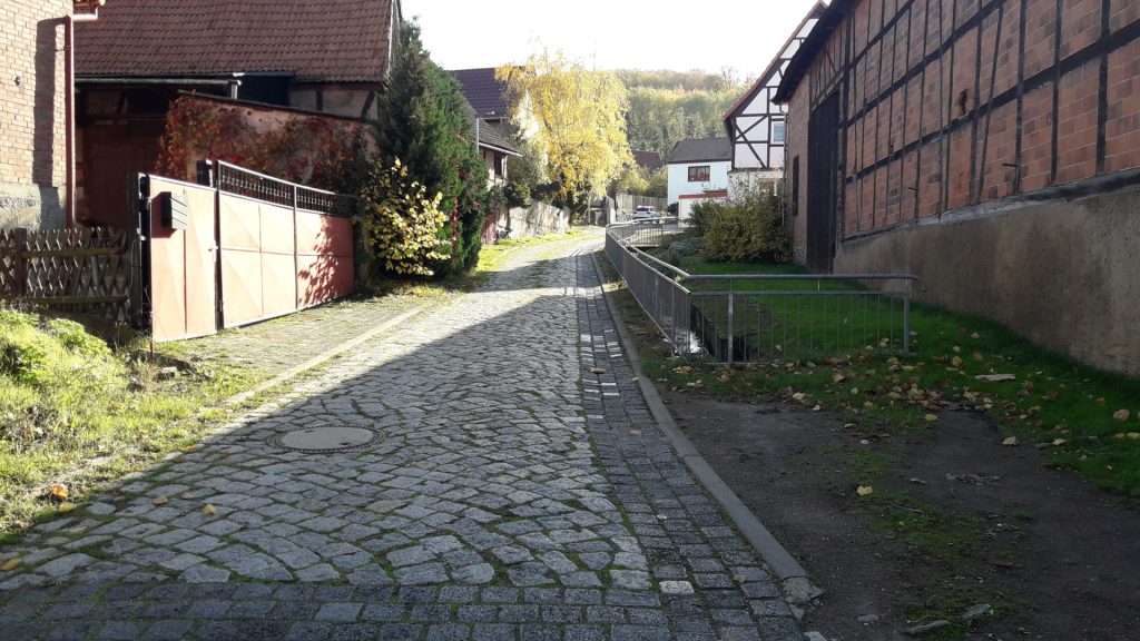 Gepflasterte Straßendecke in Friesdorf vor Beginn der Bauarbeiten