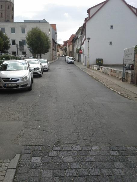 Neuverlegung von Abwasserkanälen und Trinkwasserleitung im Rahmen des grundhaften Ausbaus der Voigtstedter Straße und Lerchengasse im Jahr 2018, Bild 1