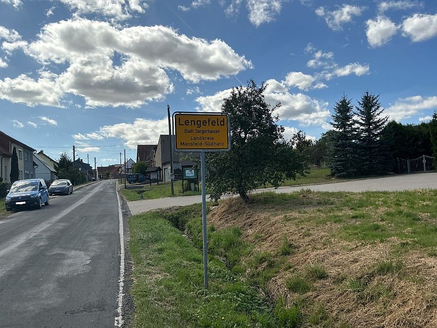 Straßendecke in Lengefeld vor Beginn der Bauarbeiten