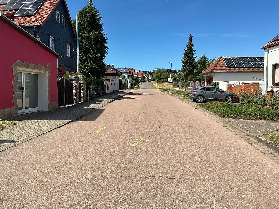 Straßendecke in Lengefeld vor Beginn der Bauarbeiten
