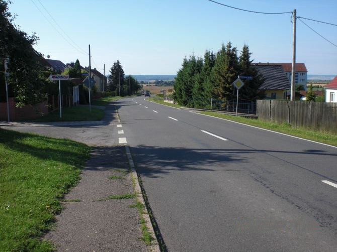 Straßendecke der Sotterhäuser Straße vor Beginn der Bauarbeiten
