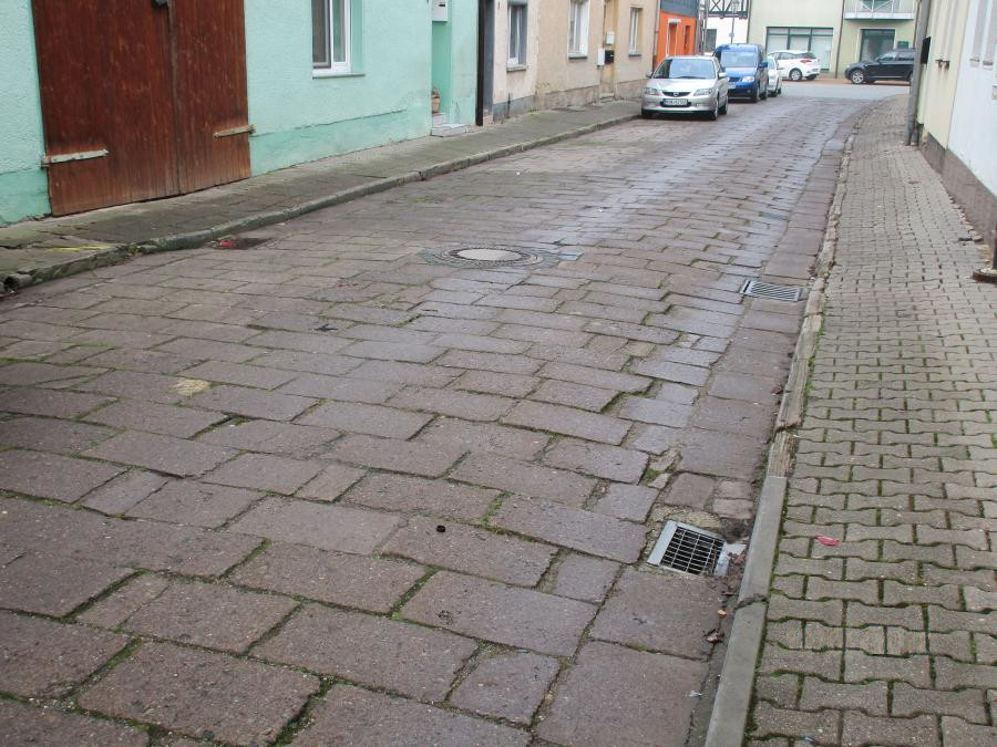 Straßendecke der Querstraße in Kelbra vor Beginn der Bauarbeiten
