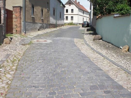 Straßendecke in Liedersdorf vor Beginn der Bauarbeiten