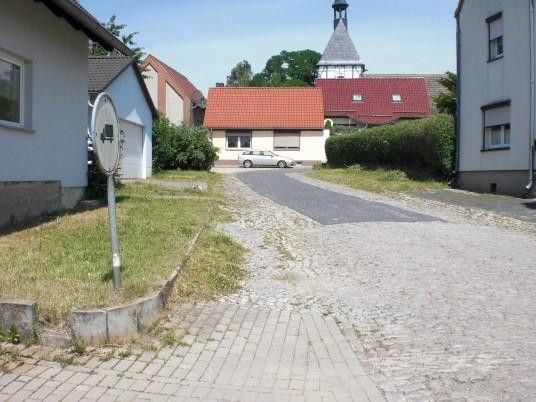 Straßendecke im Rosenweg vor Beginn der Bauarbeiten