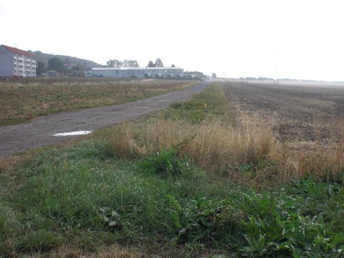Straßendecke bei Liedersdorf vor Beginn der Bauarbeiten