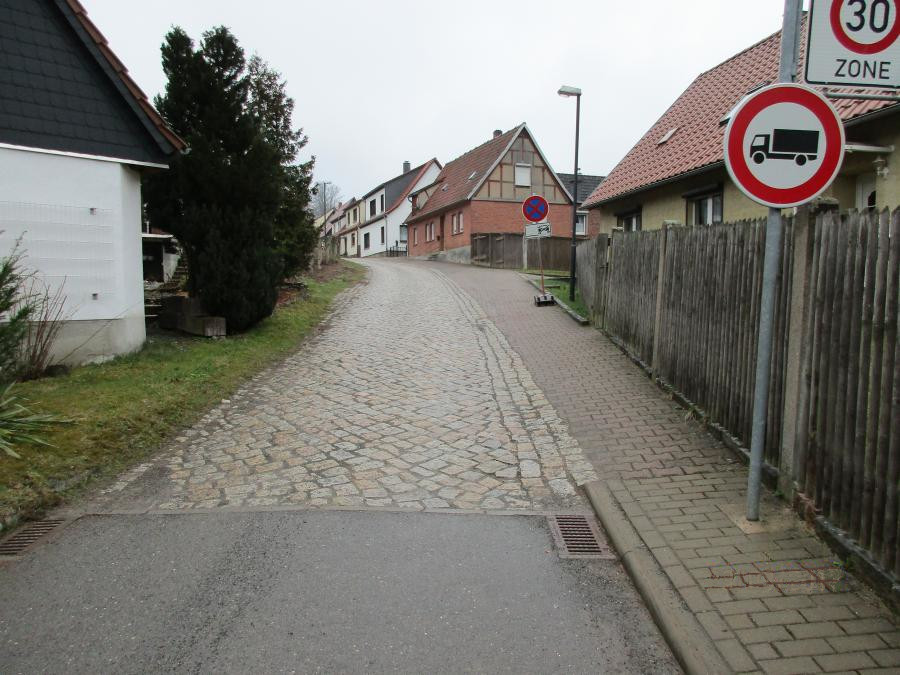 Straßendecke vor den Bauarbeiten